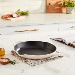 Le Creuset 11.75'' Signature Skillet - Meringue