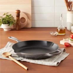 Le Creuset 11.75'' Signature Skillet - Oyster